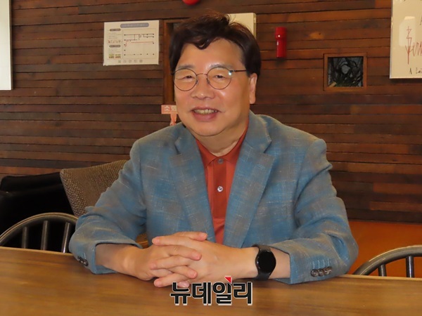 ▲ 본지와 대전 언론인클럽 기자들과 합동 기자회견을 하고 있는 권선택 전 대전시장. ⓒ김경태 기자