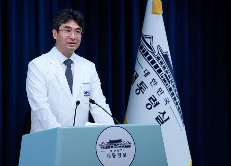 ▲ 이재명 대통령 주치의 박상민 교수가 30일 서울 용산 대통령실 청사에서 영부인 일정 관련 브리핑을 하고 있다. ⓒ뉴시스