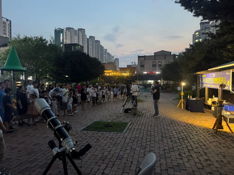 ▲ 8월 천안 백석9공원에서 진행된 별빛충전소 행사 모습.ⓒ천안시