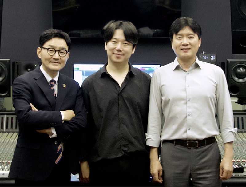 ▲ 좌측부터 작곡가 추가열, 노래 권영훈, 작사가 강원석. ⓒ사진 제공 VIC