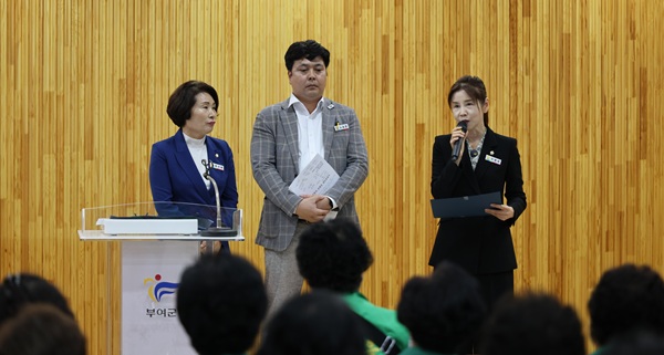 ▲ 연구회 대표 민병희 의원과 윤선예·노승호 의원은 연구 취지와 공청회 목적을 소개하고 연구 방향을 공유했다. ⓒ부여군의회