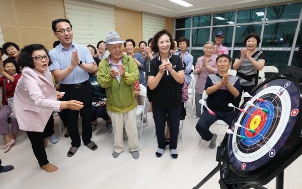 ▲ 박희조 구청장과 어르신들이 스마트경로당 3호점 자양동 백룡경로당에서 스마트 뮤직헬스시스템을 이용해 율동을 하고 있다.ⓒ대전동구