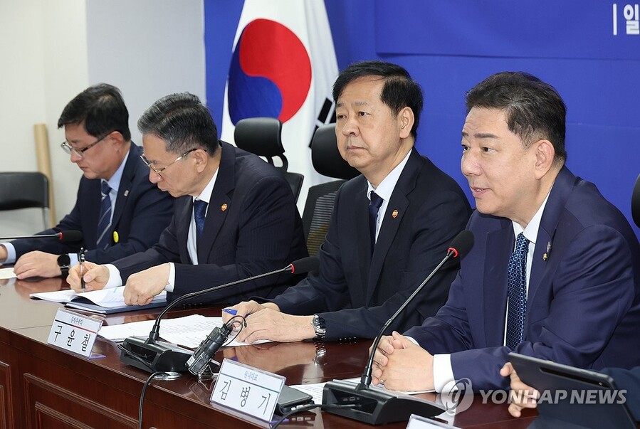 ▲ 30일 서울 여의도 국회 의원회관에서 열린 경제형벌 민사책임 합리화TF 당정협의에서 더불어민주당 김병기 원내대표가 발언하고 있다. ⓒ연합뉴스