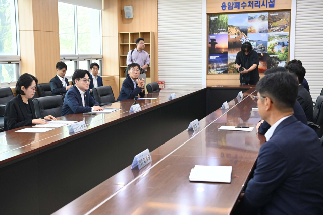 ▲ 김정관 산업통상자원부 장관이 9월 19일 울산 남구 석유화학산업단지에서 열린 ‘울산 석유화학기업 사업재편 간담회’를 주재하고 있다.ⓒ산업부