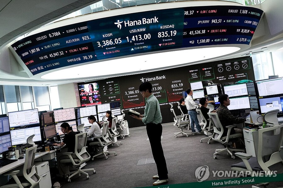 ▲ 코스피가 급락한 지난달 26일 서울 중구 하나은행 딜링룸 현황판에 코스피·코스닥 종가가 표시돼 있다. ⓒ연합뉴스