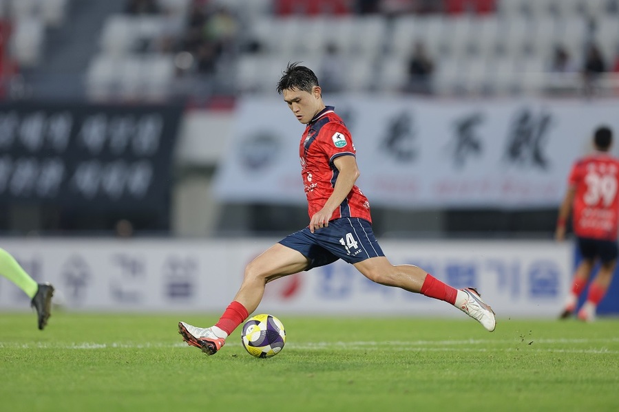 ▲ 포항전에서 1골 1도움을 올리며 김천의 2-0 승리를 이끈 이동경이 K리그1 31라운드 MVP에 선정됐다.ⓒ한국프로축구연맹 제공