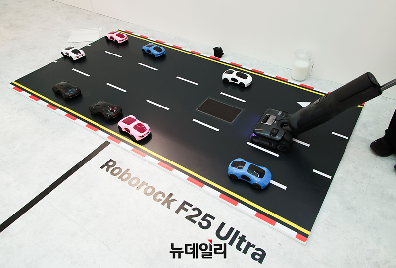 ▲ 조그마한 자동차 사이로 청소하는 체험도 진행됐다. ⓒ뉴데일리DB