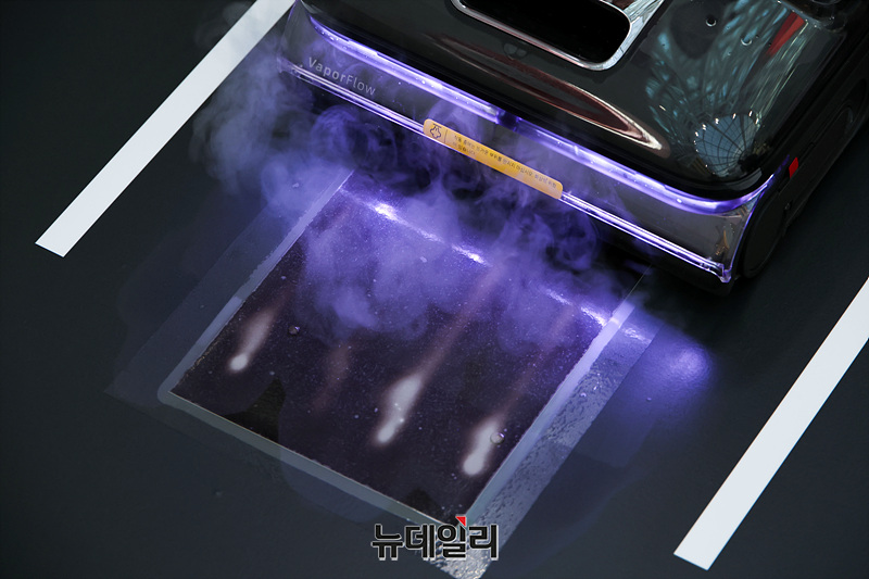 ▲ 스팀 효과가 검정색 감별지로 더욱 부각됐다. ⓒ뉴데일리DB