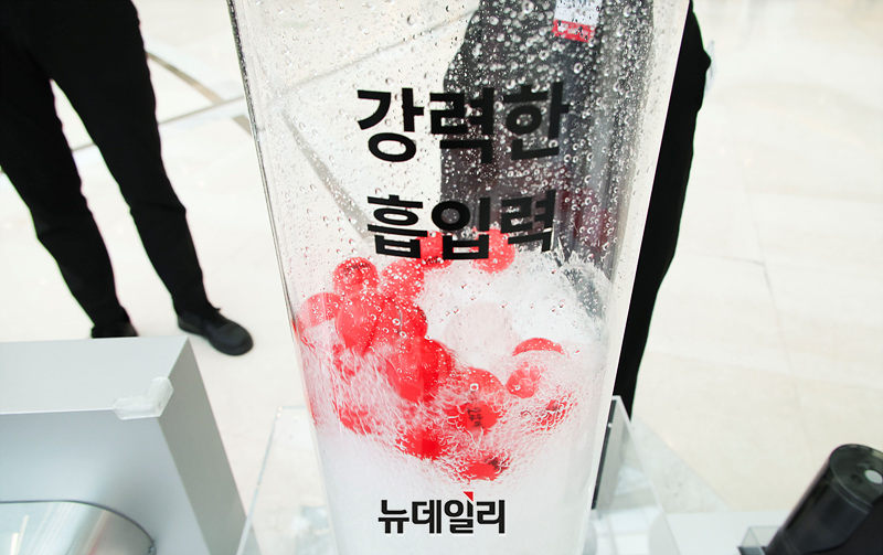 ▲ 수조와 H60 Hub 울트라를 연결해 흡입력을 시연하는 모습. ⓒ뉴데일리DB