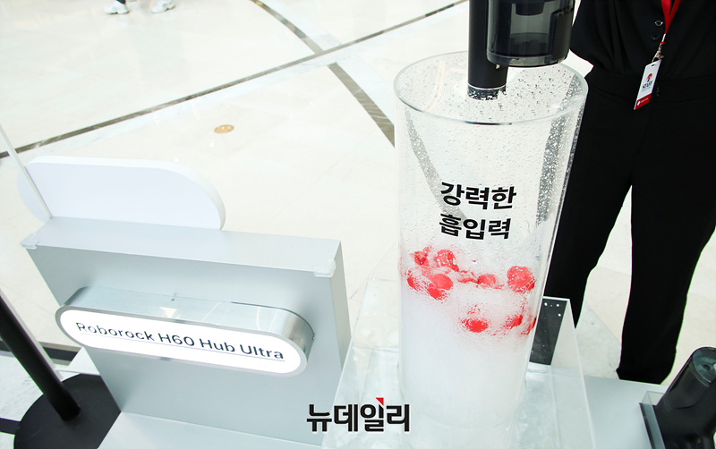 ▲ 강력한 흡입력을 시연하는 모습. ⓒ뉴데일리DB