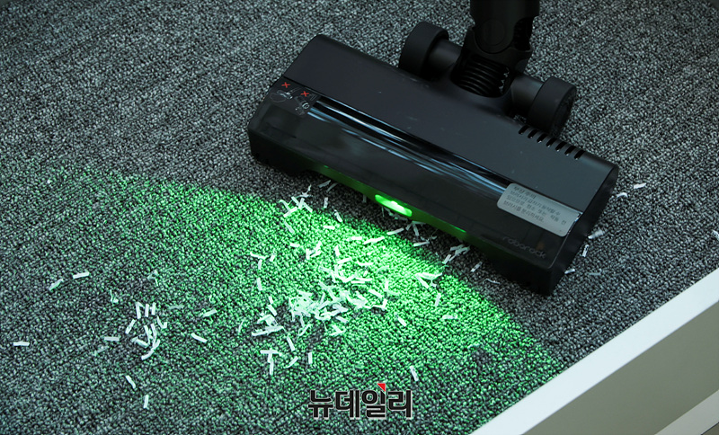 ▲ 분쇄물을 말끔하게 청소하는 모습. ⓒ뉴데일리DB