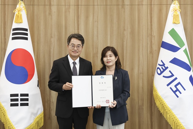 ▲ 김동연 경기도지사(왼쪽)가 30일 경기도청에서 윤명희 신임 경기도서관장에 임명장 수여 후 기념촬영을 하고 있다. ⓒ경기도 제공
