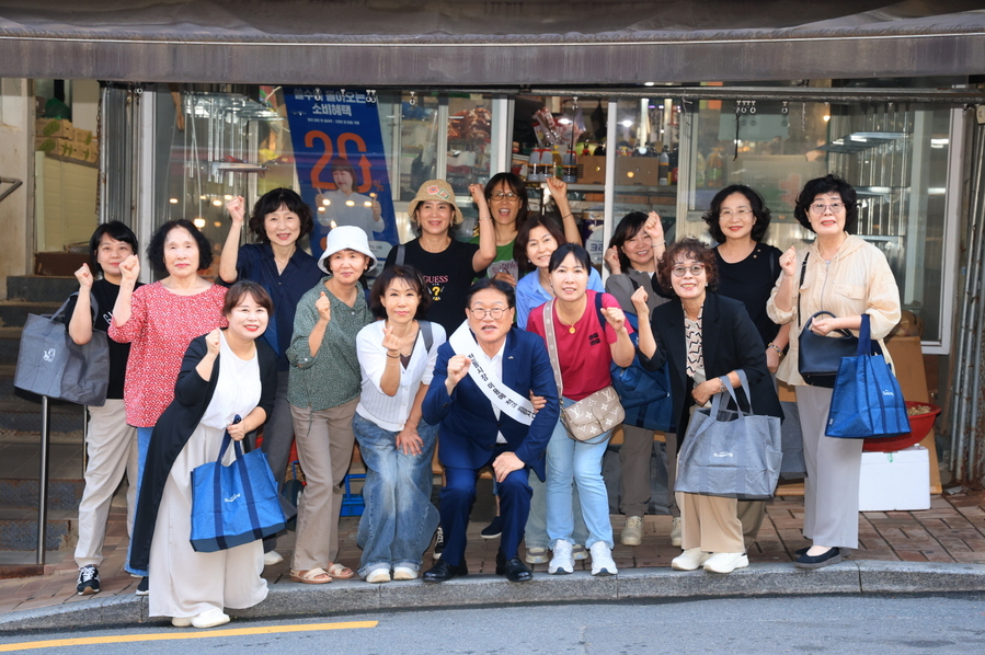 ▲ 김대권 수성구청장과 구청 직원들이 지난 29일 지산동 지산목련시장에서 추석맞이 장보기를 하고 있다.ⓒ수성구