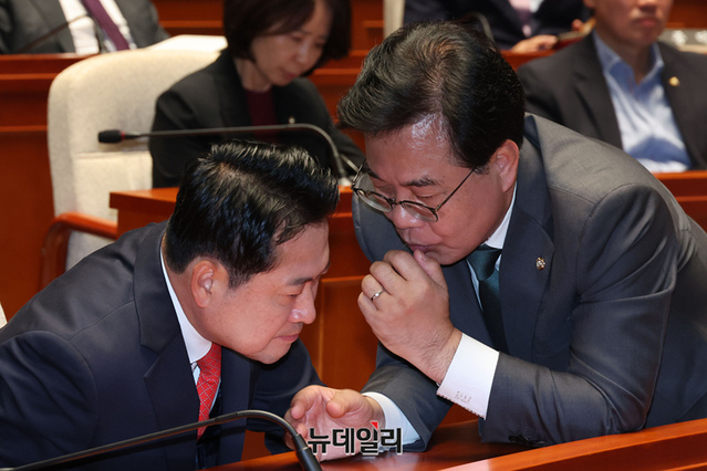 ▲ 장동혁 국민의힘 대표와 송언석 원내대표가 29일 오후 국회에서 열린 정책 의원총회에서 대화를 나누고 있다. ⓒ이종현 기자