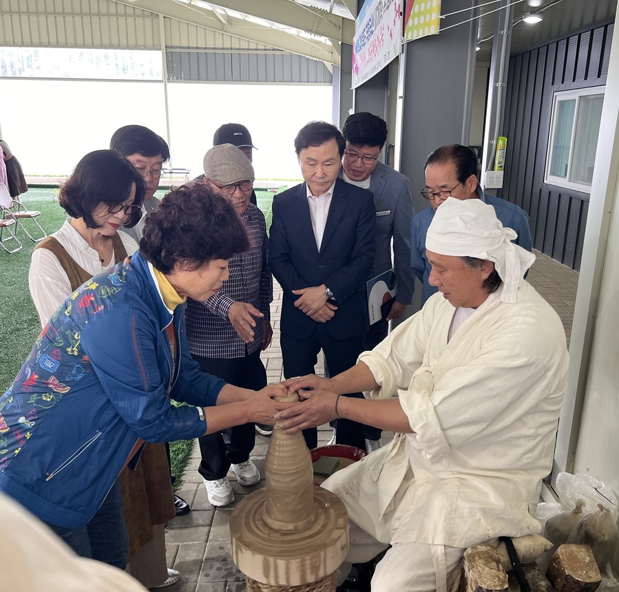 ▲ 고령군(군수 이남철)은 28일 오후 2시 개진면 무형유산 전수교육관에서 경북도 무형유산 백영규 사기장의 공개행사를 개최했다.ⓒ고령군