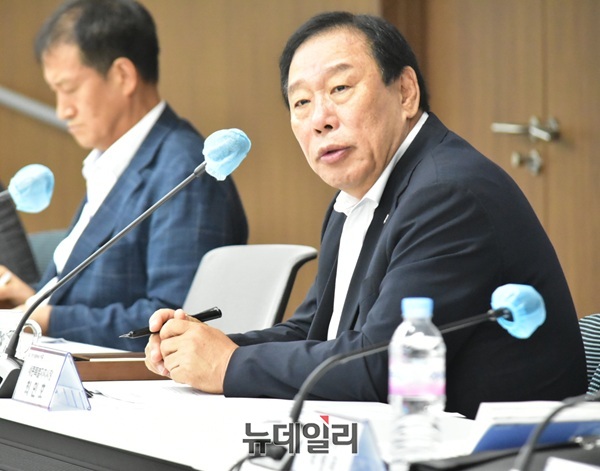 ▲ 최민호 세종시장이 30일 오전 간부회의에서 인사말을 하고 있다.ⓒ이길표 기자