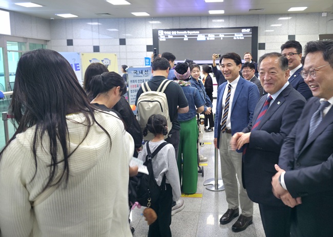 ▲ 제주 첫 취항을 축하하는 김진태 도지사와 이병선 속초시장. ⓒ강원특별자치도