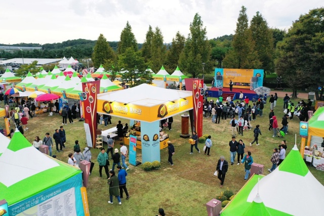 ▲ 남사당 바우덕이 축제장의  농특산물 직거래 장터(자료사진)ⓒ안성시 제공