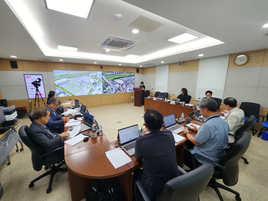 ▲ 경북교육청(교육감 임종식)은 영주시에 있는 영일초등학교 공간재구조화사업 설계 공모 심사위원회를 열고 심사를 하고 있다.ⓒ경북교육청