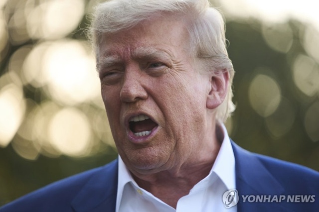 ▲ 도널드 트럼프 미국 대통령이 백악관 남쪽에서 헬기에 탑승하기 전 기자들의 질문에 답하고 있다. 250624 AP 연합뉴스 자료사진. ⓒ연합뉴스