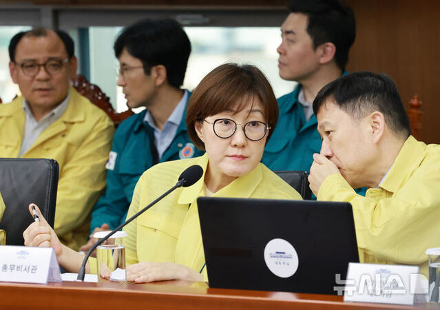 ▲ 김현지 제1부속실장(왼쪽)이 지난달 21일 임웅순 국가안보실 제2차장과 서울 용산 대통령실 청사에서 열린 제8차 수석·보좌관 회의에서 대화하고 있다. ⓒ뉴시스