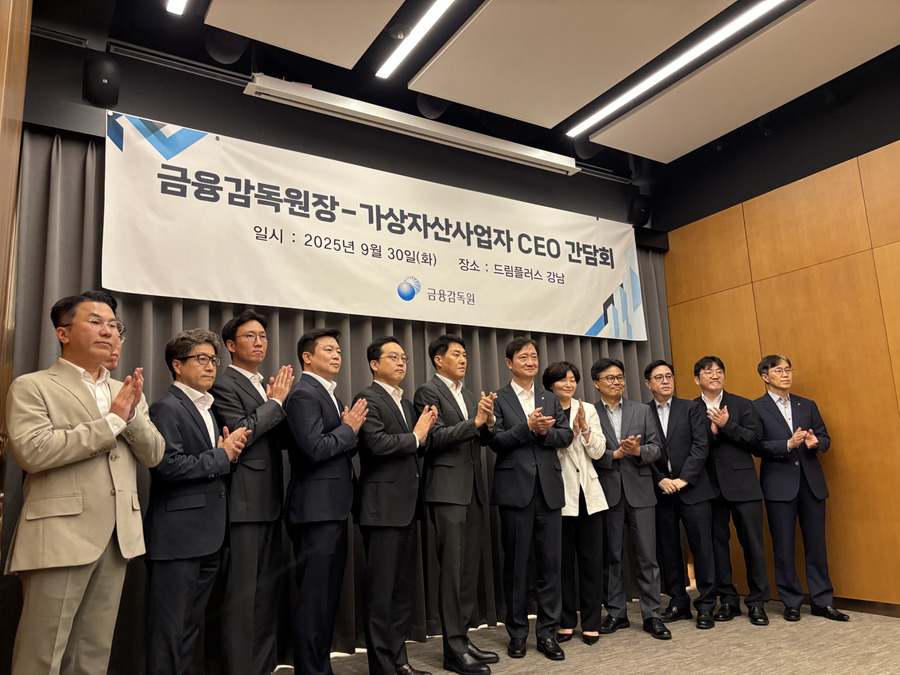 ▲ 이찬진(오른쪽 여섯번째) 금융감독원장이 30일 오후 서울 강남 드림플러스 지하1층 DAXA 컨퍼런스룸에서 10개 주요 가상자산사업자 CEO들과 간담회를 가진 뒤 기념촬영을 하고 있다. ⓒ곽예지 기자