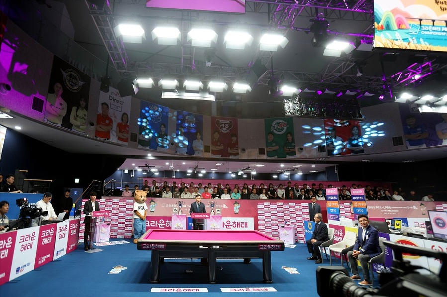 ▲ 30일 2025-26시즌 5차투어 '크라운해태 PBA-LPBA 챔피언십 2025 한가위' 개막식을 가졌다.ⓒPBA 제공