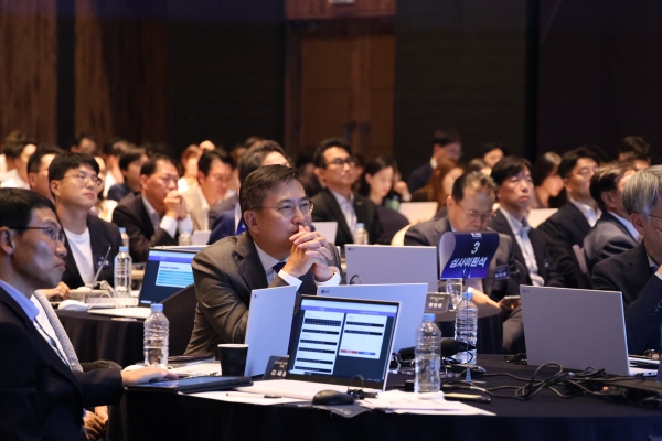 ▲ 김남정 동원그룹 회장이 서초구 양재aT센터 5층 그랜드홀에서 열린 대국민 AI 경진대회 'AI 컴피티션' 본선에서 참가자의 발표를 듣고 있다.ⓒ동원그룹