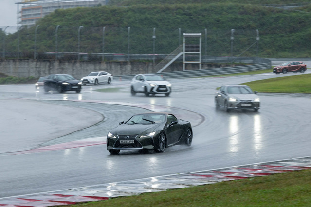 ▲ 토요타 가주 레이싱 모터스포츠 클래스에서 트랙을 주행하는 모습. ⓒ토요타코리아