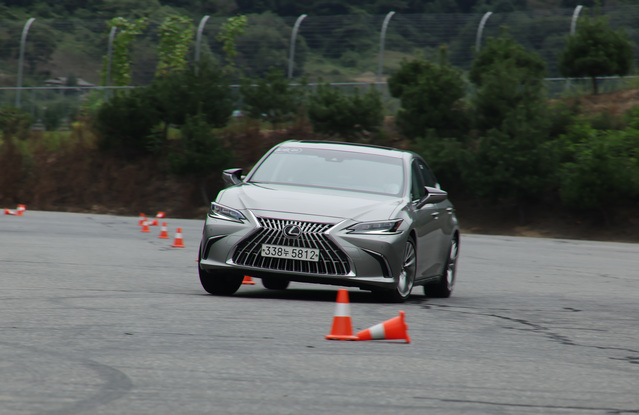 ▲ 토요타 가주 레이싱 모터스포츠 클래스에서 슬라럼을 연습하는 모습. ⓒ토요타코리아