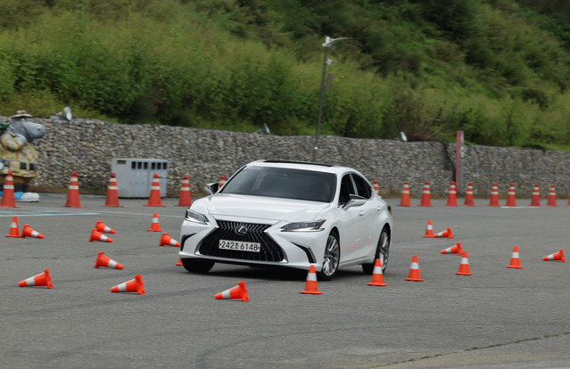 ▲ 토요타 가주 레이싱 모터스포츠 클래스에서 레인 체인지를 연습하는 모습. ⓒ토요타코리아