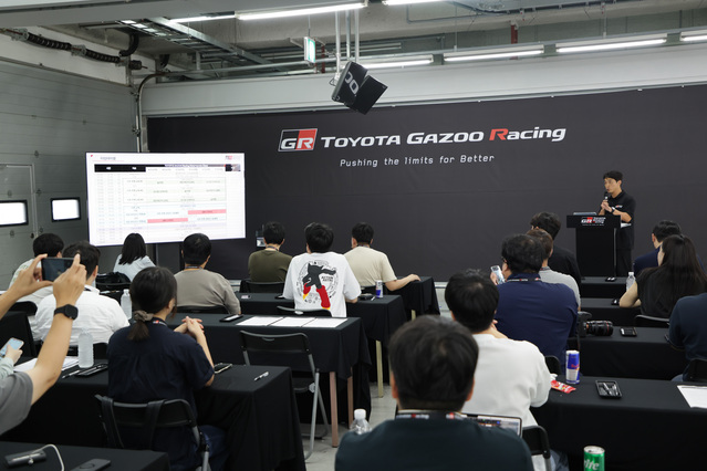 ▲ 토요타 가주 레이싱 모터스포츠 클래스에서 정의철 선수가 교육을 하고 있다. ⓒ토요타코리아