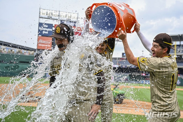 ▲ 샌디에이고 파드리스 선발투수 딜런 시즈(좌)가 미국 워싱턴 D.C.의 내셔널스 파크에서 열린 2024 메이저리그 워싱턴 내셔널스와의 경기를 노히트 노런으로 마친 후 축하 물세례를 받고 있다. 시즈는 탈삼진 9개, 볼넷 3개를 허용했으나 무안타 무실점으로 생애 첫 노히트 노런을 기록했다. 240725 AP/뉴시스. ⓒ뉴시스