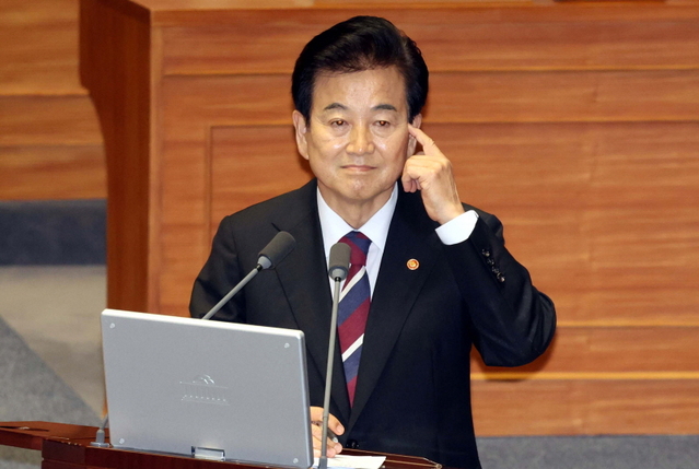 ▲ 정동영 통일부 장관이 9월 16일 서울 여의도 국회에서 열린 제429회국회(정기회) 제6차 본회의 외교통일안보에 관한 대정부질문에서 이인영 더불어민주당 의원의 질의에 잠시 생각에 잠겨 있다. ⓒ뉴시스