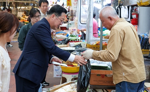 ▲ 이장우 대전시장이 전통 시장을 방문해 추석 차례상 물품을 구입하고 있다. ⓒ대전시