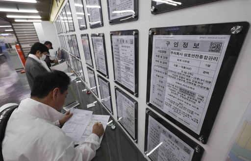 ▲ 지난 5월 14일 서울 마포구 서부고용복지플러스센터 일자리 정보 게시판에서 구직자들이 이력서를 작성하고 있다. ⓒ뉴시스