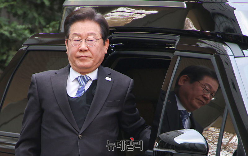 ▲ 이재명 대통령(당시 더불어민주당 대표)이 지난 4월 8일 오전 서울 서초구 서울중앙지법에서 열린 '대장동 배임·성남FC 뇌물' 1심 속행 공판에 출석하고 있다. ⓒ서성진 기자