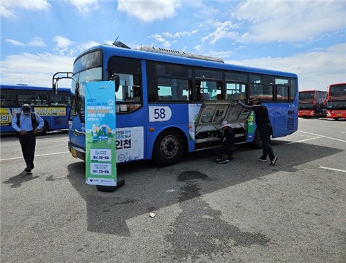 ▲ 교통안전공단이 점검 중인 시내버스 ⓒ교통안전공단