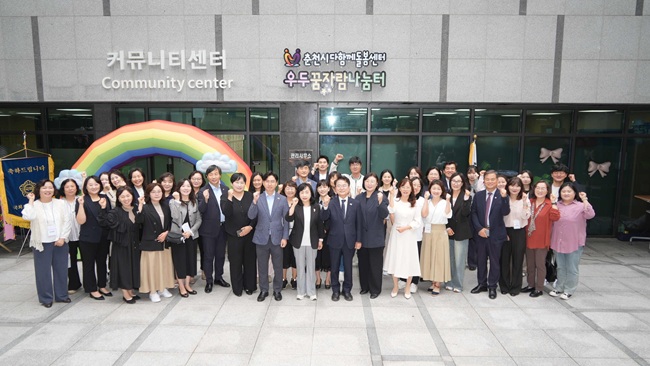 ▲ 춘천시가 30일 우두동 이지더원시그니처 아파트 커뮤니티센터에서 '우두다함께돌봄센터(꿈자람나눔터)' 개소식을 가졌다. ⓒ춘천시