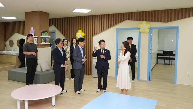 ▲ 춘천시가 30일 우두동 이지더원시그니처 아파트 커뮤니티센터에서 '우두다함께돌봄센터(꿈자람나눔터)' 개소식을 가졌다. ⓒ춘천시