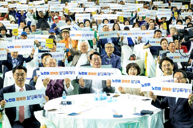▲ 제29회 노인의날 기념식에서 정명근 시장과 주요 내빈들이 피켓 퍼포먼스를 하고 있다ⓒ화성시 제공