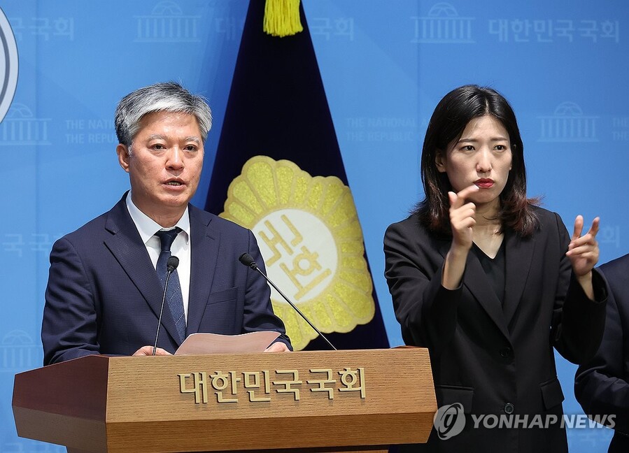 ▲ 30일 서울 여의도 국회 소통관에서 열린 지귀연 부장판사의 룸살롱 접대 의혹 사건 관련 기자회견에서 더불어민주당 정의찬 원내대표실 정무실장이 지귀연 판사 교체와 공수처 수사를 촉구하고 있다. ⓒ연합뉴스