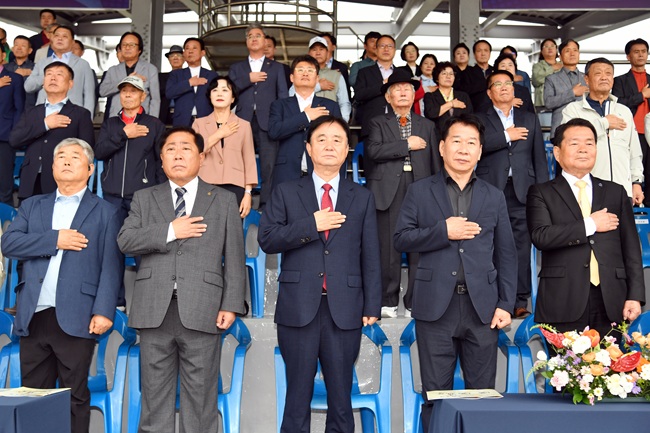 ▲ 화천군민 화합 한마당 축제인 제41회 용화축전이 30일 화천생활체육공원에서 최문순 군수, 정종성 군문화원장, 이화원 군노인회장, 박대현 도의원, 류희상 군의장과 군의원, 지역 기관사회단체장, 지역 주민들이 참석한 가운데 열렸다. ⓒ화천군