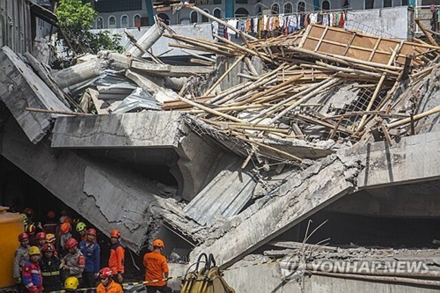 ▲ 인도네시아 동부 자바주 시도아르조에 위치한 알 코지니 이슬람 기숙학교 건물 붕괴 현장. 출처=EPAⓒ연합뉴스