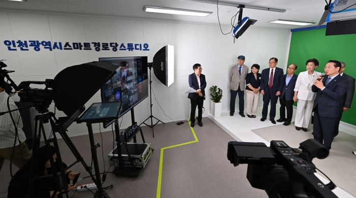 ▲ 유정복 인천시장이 30일 부평구 십정동 스마트 경로당 스튜디오를 방문해 원격으로 노인들을 만나고 있다.ⓒ