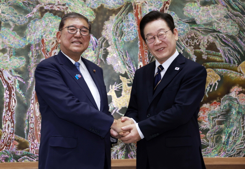 ▲ 이재명 대통령과 이시바 시게루 일본 총리가 30일 부산 누리마루 APEC 하우스 기념관에서 한일 정상회담 기념촬영을 하고 있다. ⓒ뉴시스