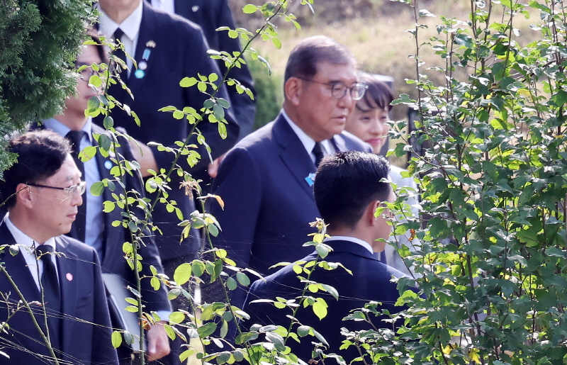 ▲ 한일 정상회담을 위해 방한한 이시바 시게루 일본 총리가 30일 부산 금정구 영락공원에서 2001년 도쿄 신오쿠보역 선로에 떨어진 사람을 구하려다가 숨진 한국인 유학생 의인 고 이수현 씨 묘소를 참배하기 위해 이동하고 있다. ⓒ뉴시스