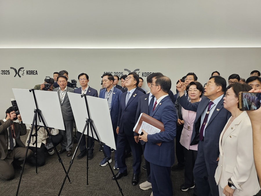 ▲ 경북도는 30일 APEC 준비 상황을 살피기 위해 경주를 방문한 우원식 국회의장, 김석기 국회 외교통일위원장 및 국회 APEC 특위 의원 14명 등을 맞아 추진 상황을 설명하고 현장을 함께 점검했다.ⓒ경북도