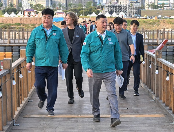 ▲ 최원철 공주시장이 30일 오후 제71회 백제문화제를 앞두고 현장 점검을 하고 있다.ⓒ공주시