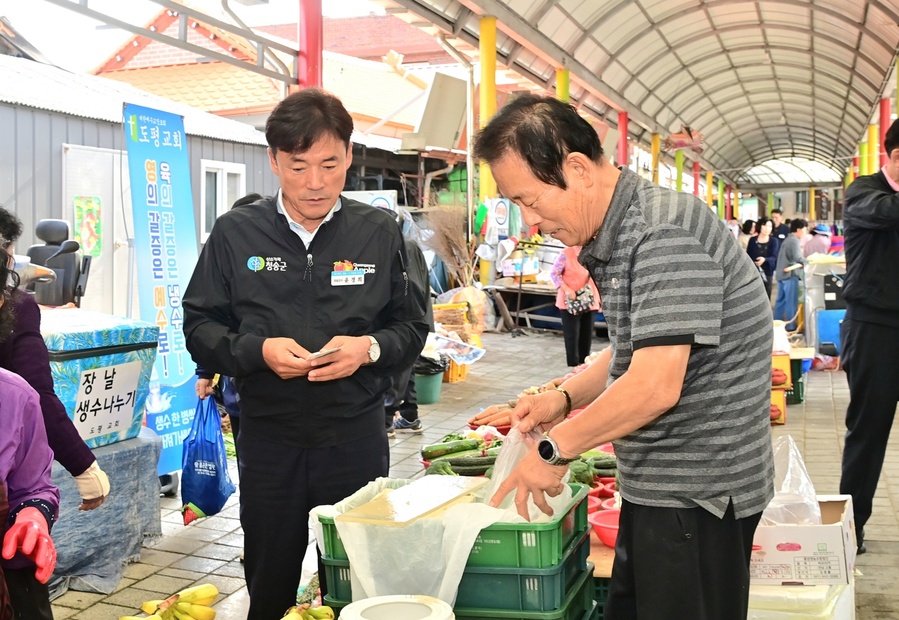 ▲ 윤경희 청송군수가 전통시장에 활력을 불어넣기 위해  제수용품을 구매하고 있다.ⓒ청송군